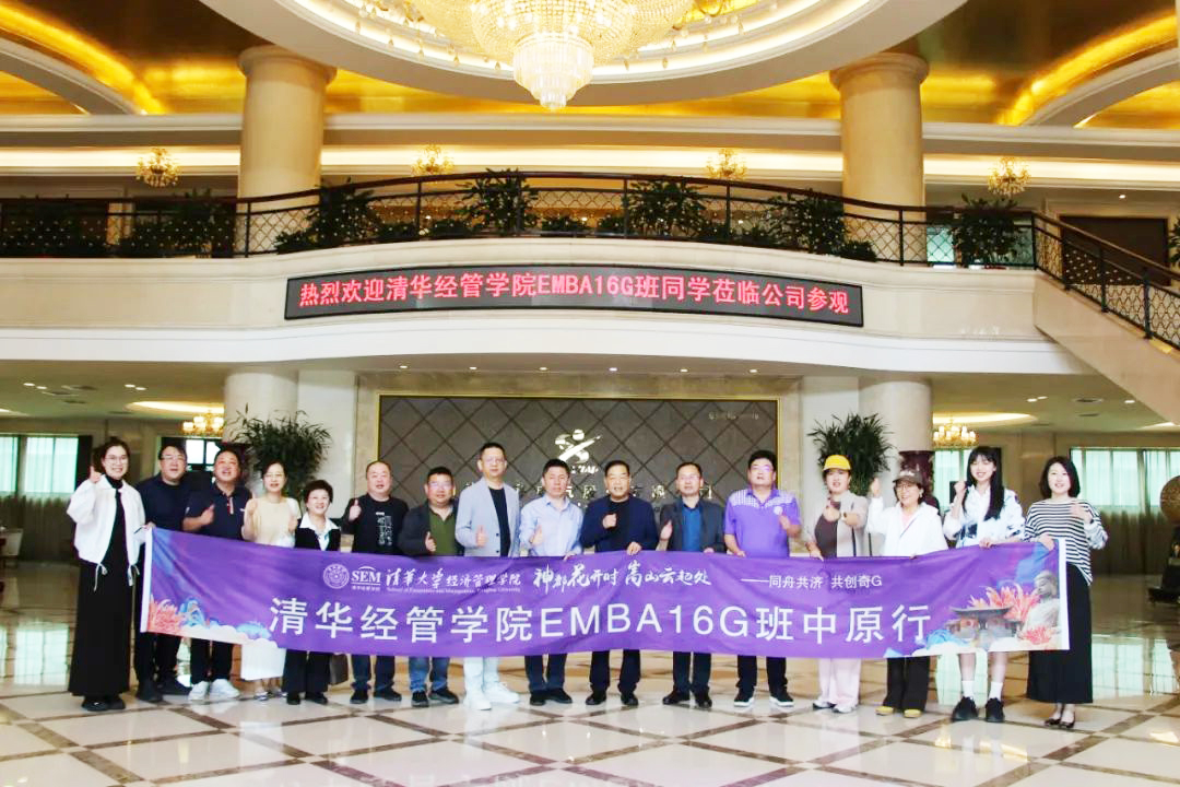 Các sinh viên lớp EMBA16G của Học viện Quản lý Kinh tế, Đại học Thanh Hoa đến thă