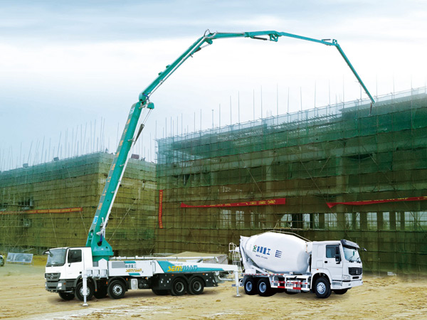 Làm việc thực địa của xe trộn và xe bơm