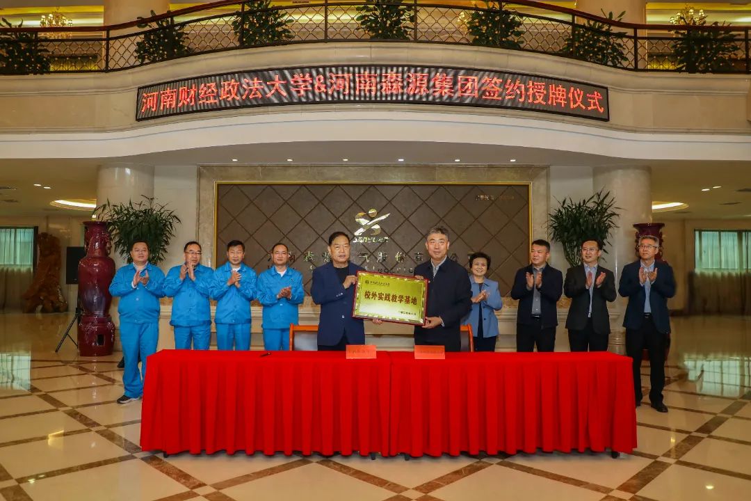 [Liên kết với trường đại học để thu hút nhân tài, hợp tác hiệu quả để thúc đẩy việc làm – Lễ ký kết chiến lược giữa Tập đoàn Sơn Nguyên và Đại học Luật và Tài chính Hà Nội được tổ chức long trọng.]